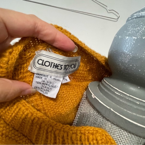 Vintage mustard embroidered flower sweater with keyhole front closure - Picture 5 of 5